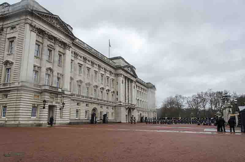 37 - Inglaterra - Londres - palacio de Buckingham - cambio de guardia